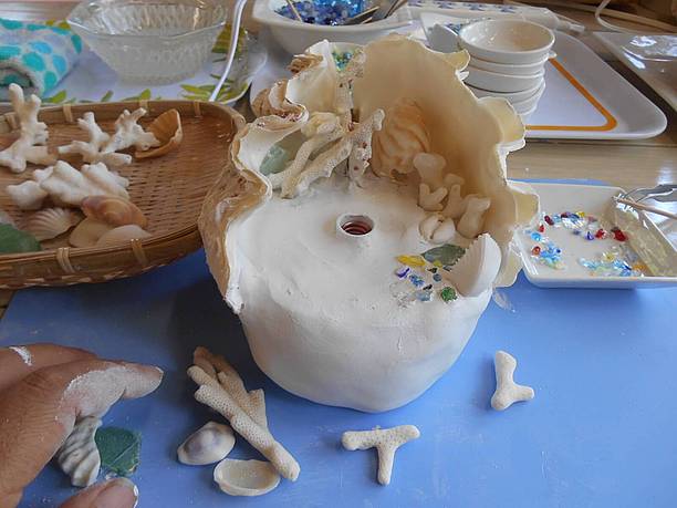シャコ貝の内側や紙粘土の土台をデコレーション